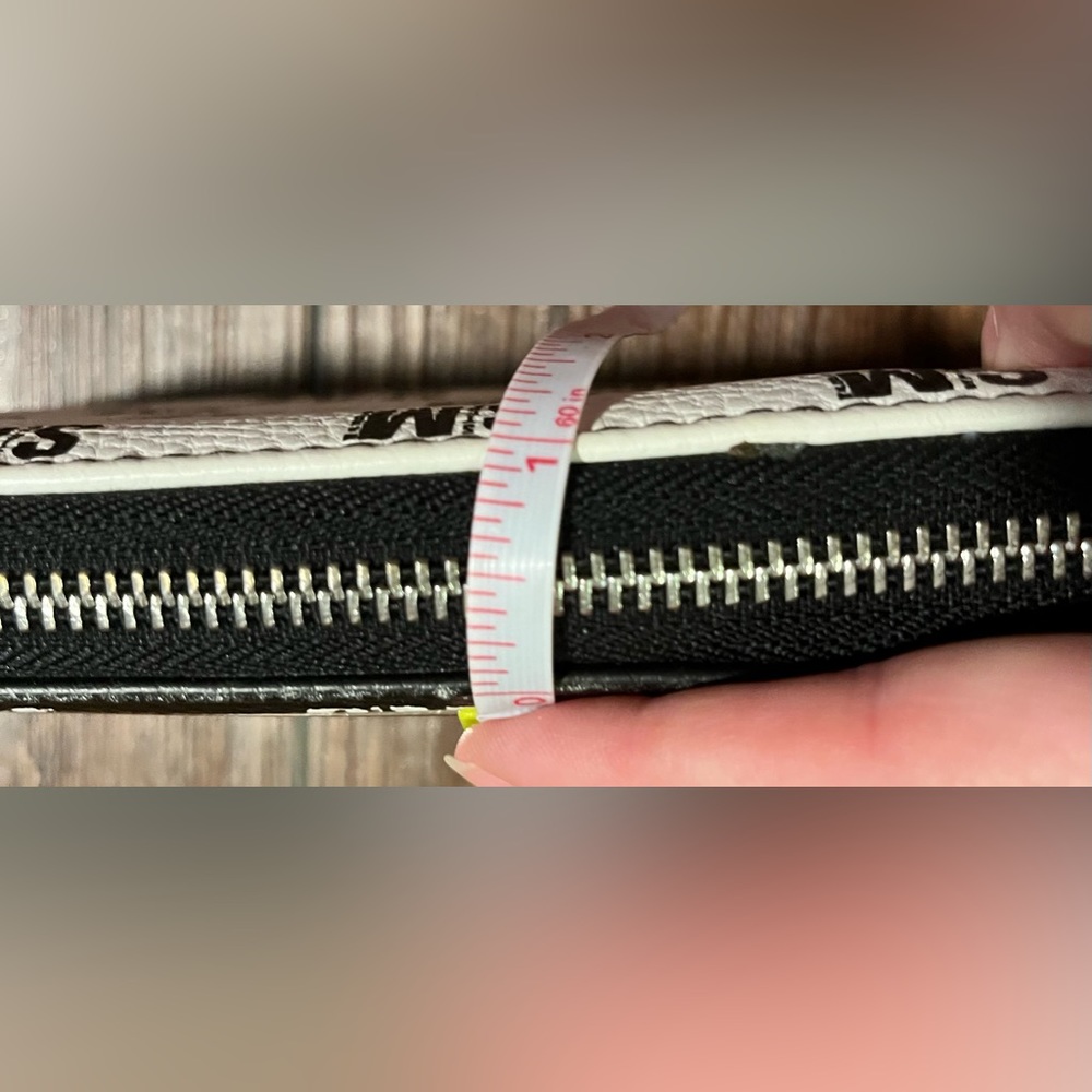 Steve Madden wallet/wristlet.  Zipper closure. Lots of space. Black & white. - Picture 15 of 15